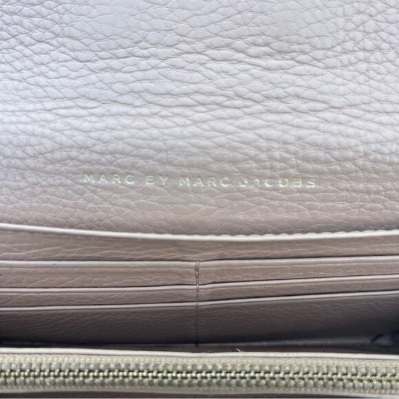 MARC BY MARC JACOBS  Large Taupe Leather Trifold Wallet - Picture 2 of 8